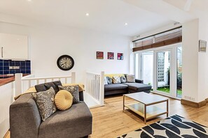 Apartment | Living room - Modern Comfort Two Bedroom Gem on the Rye (London)