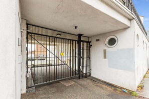 Exterior - Modern Comfort Two Bedroom Gem on the Rye (London)