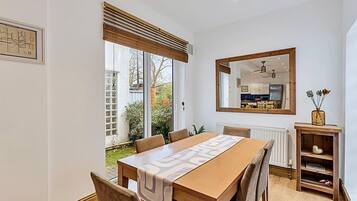 Apartment | 2 bedrooms, cots/infant beds, free WiFi
