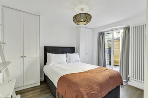 Basic Apartment | 1 bedroom, iron/ironing board, bed sheets - Clapham Oasis: 1 Bedroom, Sauna, Garden Retreat (London)