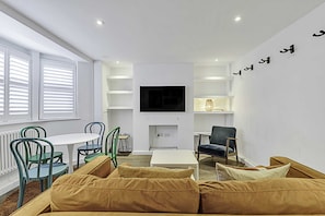 Eenvoudig appartement | Woonruimte | Televisie