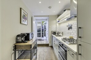 Basic Apartment | Private kitchen | Fridge, microwave, oven, stovetop - Clapham Oasis: 1 Bedroom, Sauna, Garden Retreat (London)