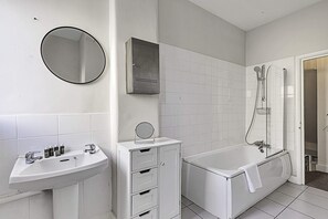 Basic Apartment | Bathroom | Bathtub, towels, soap, shampoo - Clapham Oasis: 1 Bedroom, Sauna, Garden Retreat (London)