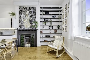 Basic Apartment | Dining - Vibrant 2-bed Flat: Acton's Best Stay! (London)