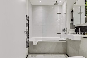 Basic-Apartment | Badezimmer | Haartrockner, Handtücher, Seife, Shampoo