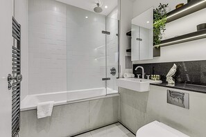 Basic-Apartment | Badezimmer | Haartrockner, Handtücher, Seife, Shampoo
