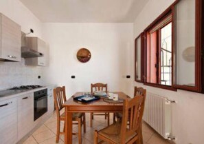 Kühlschrank, Ofen, Kochgeschirr/Geschirr/Besteck