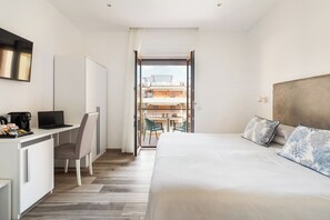 Habitación estándar, balcón | Minibar, caja fuerte, escritorio y wifi gratis