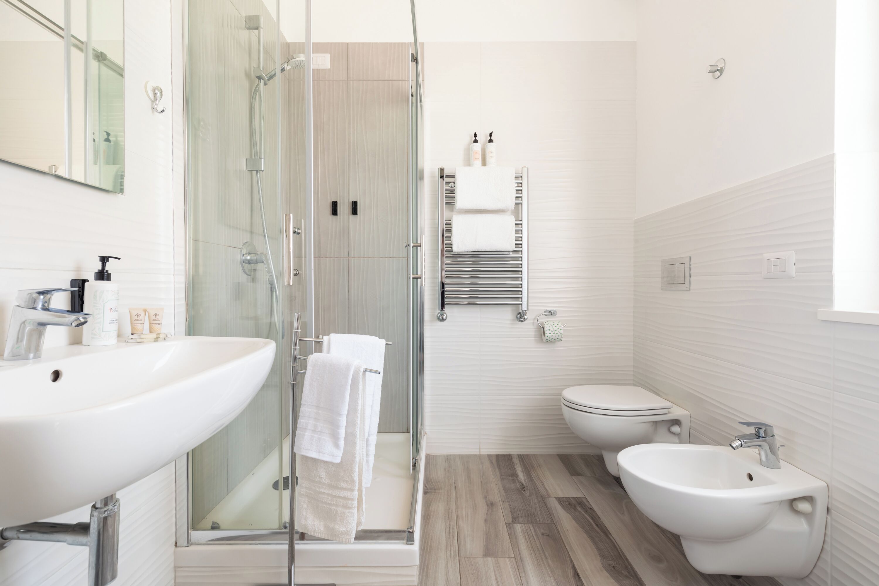 Habitación superior, balcón | Baño | Regadera, amenidades de baño gratuitas, secadora de cabello, bidet 