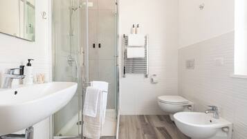 Habitación superior, balcón | Baño | Regadera, amenidades de baño gratuitas, secadora de cabello, bidet