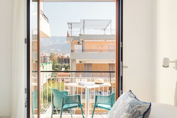 Camera Deluxe, balcone | Minibar, una cassaforte in camera, una scrivania, Wi-Fi gratuito