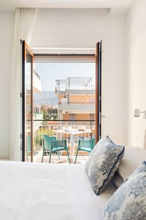 Minibar, coffres-forts dans les chambres, bureau, Wi-Fi gratuit