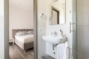 Chambre supérieure, balcon | Salle de bain | Douche, articles de toilette (gratuits), séchoir à cheveux, bidet