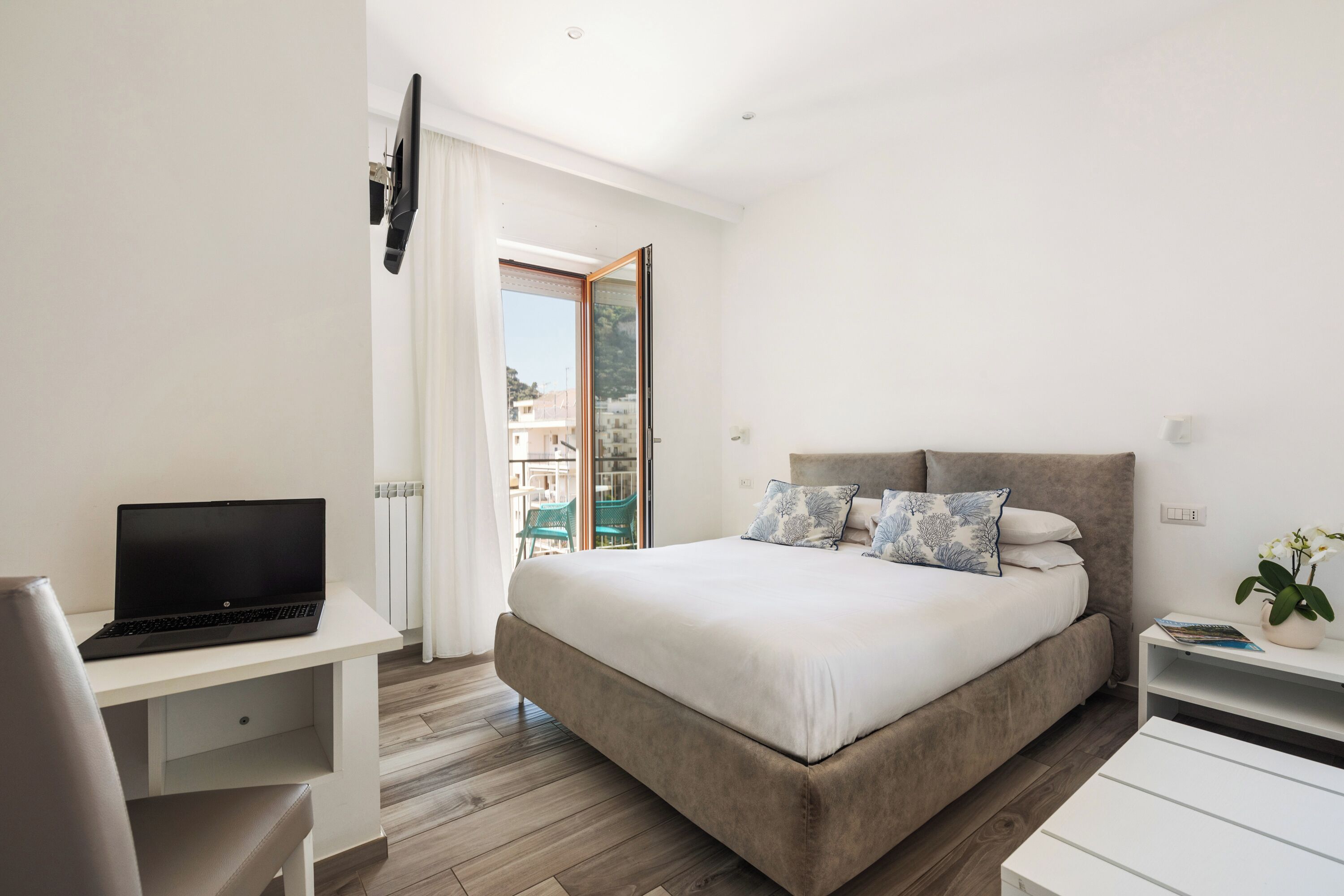 Minibar, coffres-forts dans les chambres, bureau, Wi-Fi gratuit