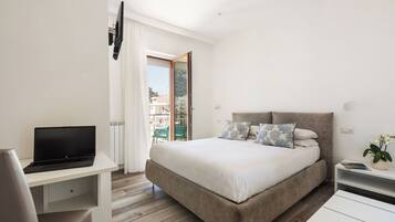 Habitación superior, balcón | Minibar, caja de seguridad en la habitación, escritorio y wifi gratis