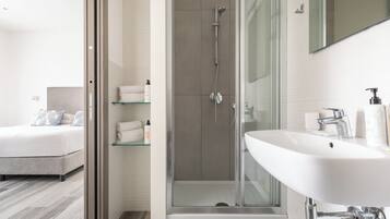 Quarto standard, sacada | Banheiro | Chuveiro, produtos de toalete grátis, secador de cabelo, bidê