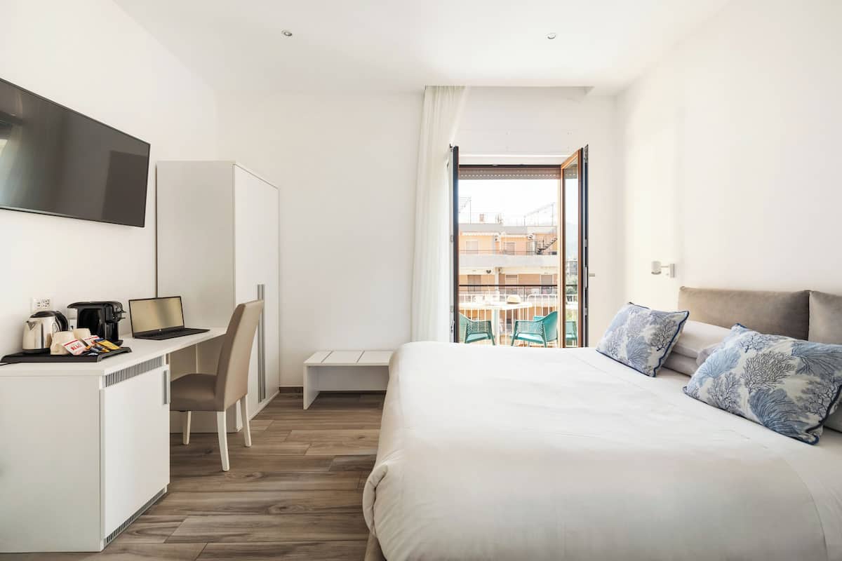 Deluxe kamer, balkon | Een minibar, een kluis op de kamer, een bureau, gratis wifi