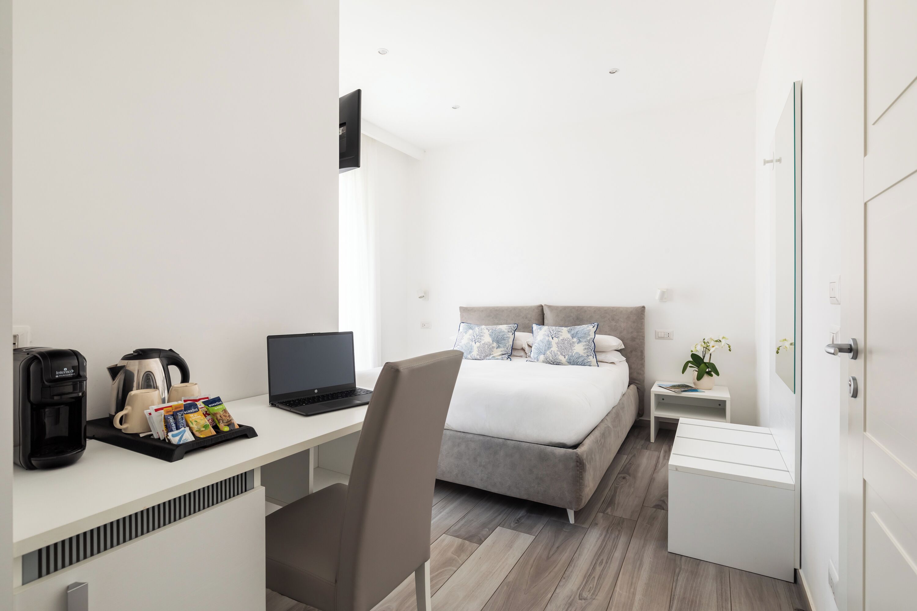 Habitación superior, balcón | Minibar, caja de seguridad en la habitación, escritorio y wifi gratis 