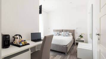 Habitación superior, balcón | Minibar, caja de seguridad en la habitación, escritorio y wifi gratis