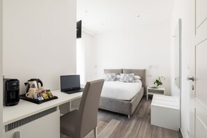 Minibar, coffres-forts dans les chambres, bureau, Wi-Fi gratuit