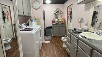 تجهيزات دش، مجففات شعر، مناشف، ورق حمّام