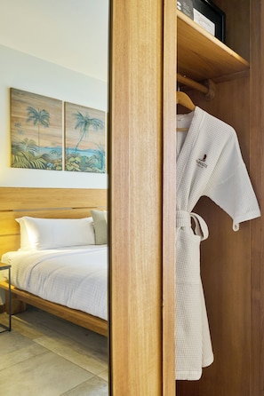 Habitació superior, vistes a la piscina | Roba de llit d'alta qualitat, minibar i decoració individual