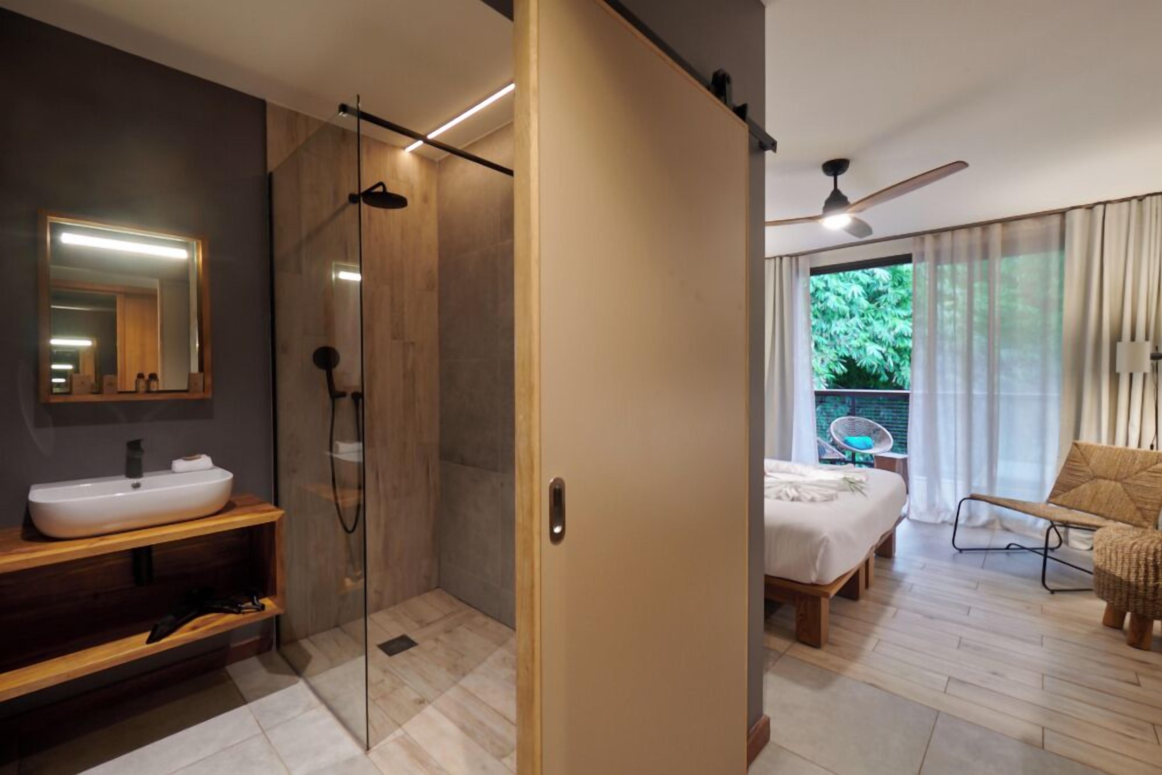 Chambre Double Deluxe, vue jardin | Salle de bain | Douche, douche à « effet pluie », sèche-cheveux, peignoirs