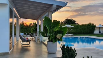 Suite with Private Pool | Tallelokero huoneessa, äänieristys, ilmainen Wi-Fi, vuodevaatteet