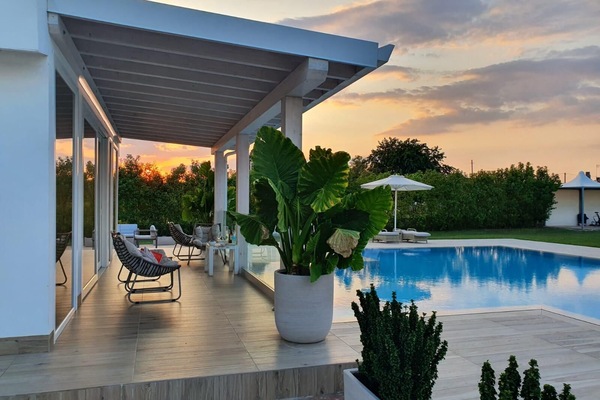 Suite with Private Pool | In-room safe, soundproofing, free WiFi, bed sheets