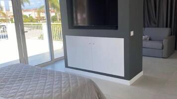 King Suite with Spa Bath | In-room safe, soundproofing, free WiFi, bed sheets