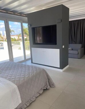 King Suite with Spa Bath | Safe på rommet, lydisolert, wi-fi (inkludert) og sengetøy