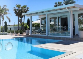 Suite with Private Pool | Una cassaforte in camera, insonorizzazione, Wi-Fi gratuito, lenzuola