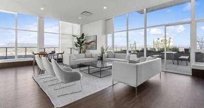 Sky Suite 2BR 1BR Condo in Surreys Tallest Tower! Rooftop Terrace w/ Views