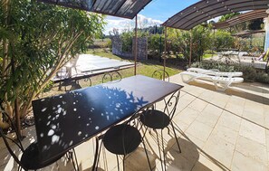 Outdoor dining - Stunning home in Saint-Laurent-de-la-Ca (Saint-Laurent-de-la-Ca)