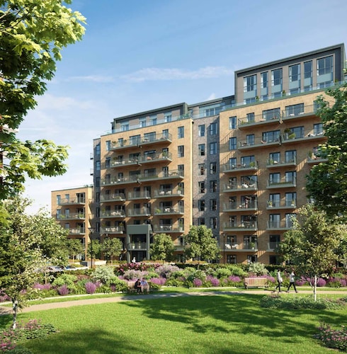 Beautiful spacious modern apartment with a park