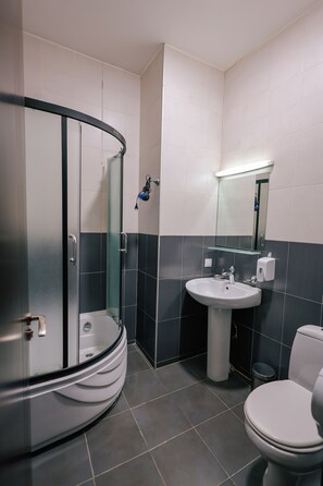 Chambre Triple Confort | Salle de bain | Douche, sĂšche-cheveux, peignoirs, chaussons