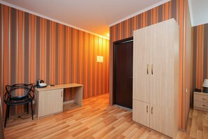 Premium bedding, desk, laptop workspace, iron/ironing board - Hotel Darchi (Tbilisi)