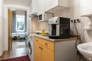 Frigorifero, microonde, forno, piano cottura