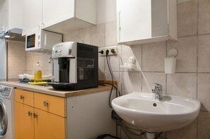 Jääkaappi, mikroaaltouuni, uuni, liesi