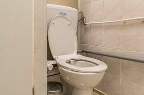 淋浴设施、吹风机、肥皂、洗发水