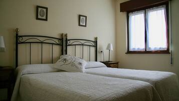 Apartamento 8 | Individually decorated, individually furnished, laptop workspace