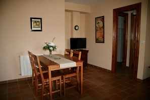 Apartamento 4 | Essbereich im Zimmer