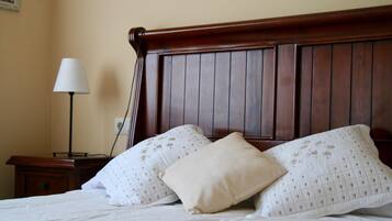 Apartamento 3 | Individually decorated, individually furnished, laptop workspace