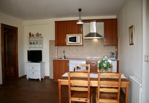 Traditioneel appartement | Privékeuken | Een minikoelkast, een microgolfoven, een kookplaat, een espressoapparaat