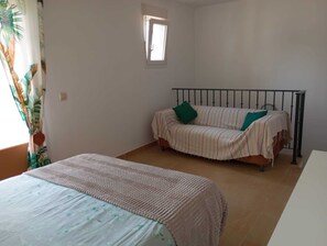 4 Schlafzimmer, Schreibtisch, Bügeleisen/Bügelbrett, Reisekinderbett