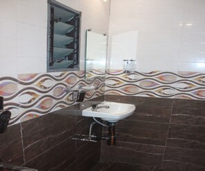 Deluxe Room | Bathroom - Tanvi Guest House (Mumbai)