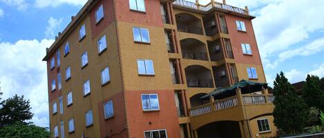 Bagian depan properti - sore/malam