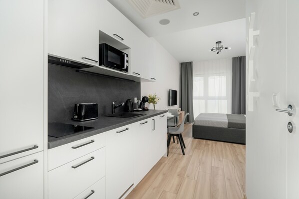 Microwave, dishwasher, coffee/tea maker, cookware/dishes/utensils - Studio in Poznan Center by Renters (Poznan)