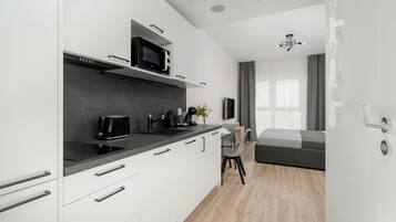 Studio, Kitchen | Private kitchen | Microwave, dishwasher, coffee/tea maker, cookware/dishes/utensils