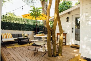 Outdoor dining - Near Anna Maria Beaches & Downtown•Newly Renovated• Pet-Friendly & Fenced Yard (Bradenton)